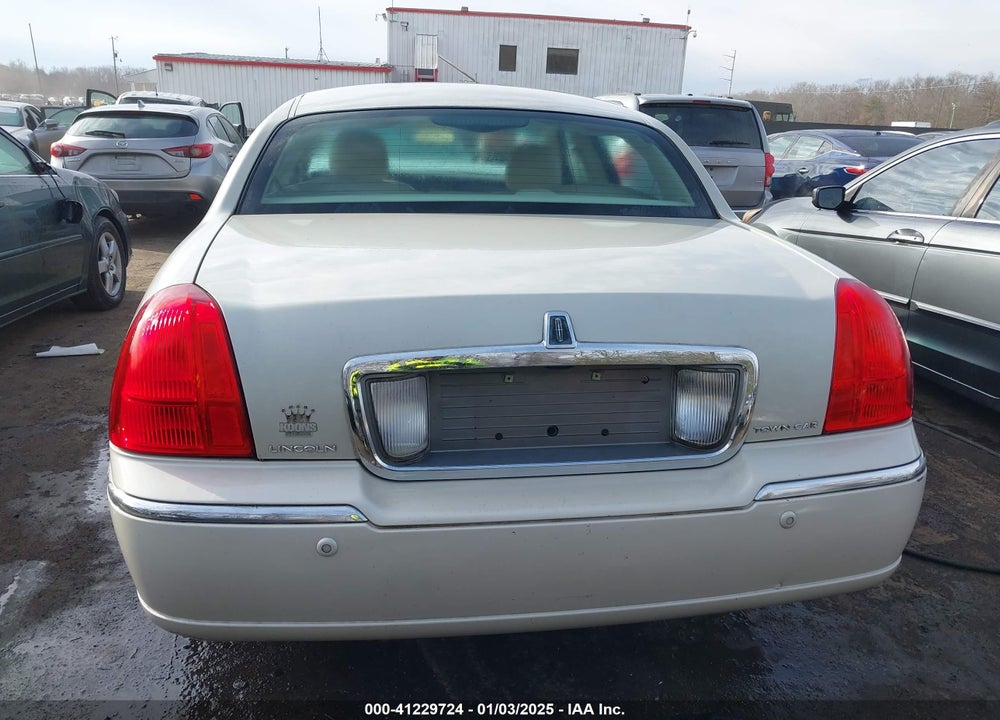 2005 LINCOLN TOWN CAR SIGNATURE LIMITED VIN: 1LNHM82W25Y649407