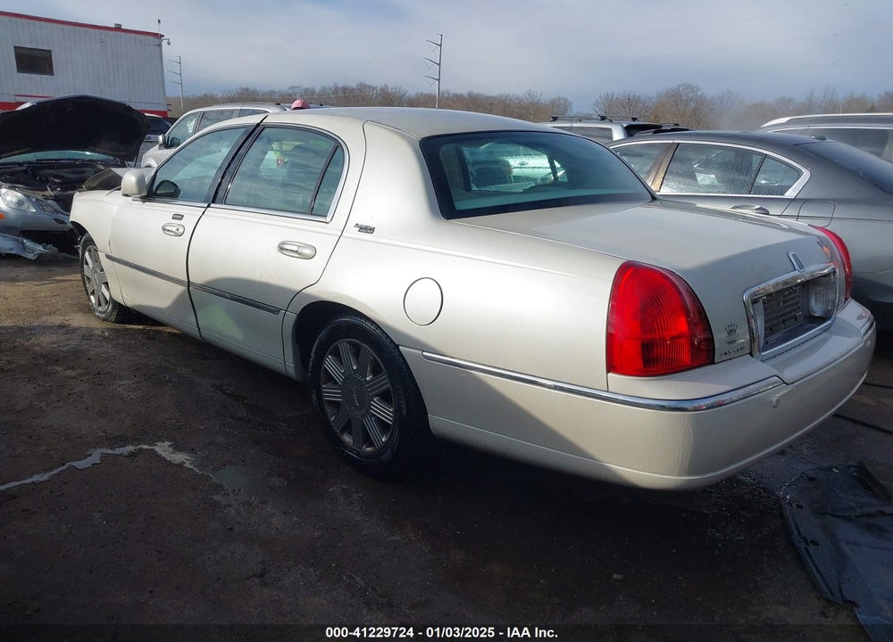 2005 LINCOLN TOWN CAR SIGNATURE LIMITED VIN: 1LNHM82W25Y649407