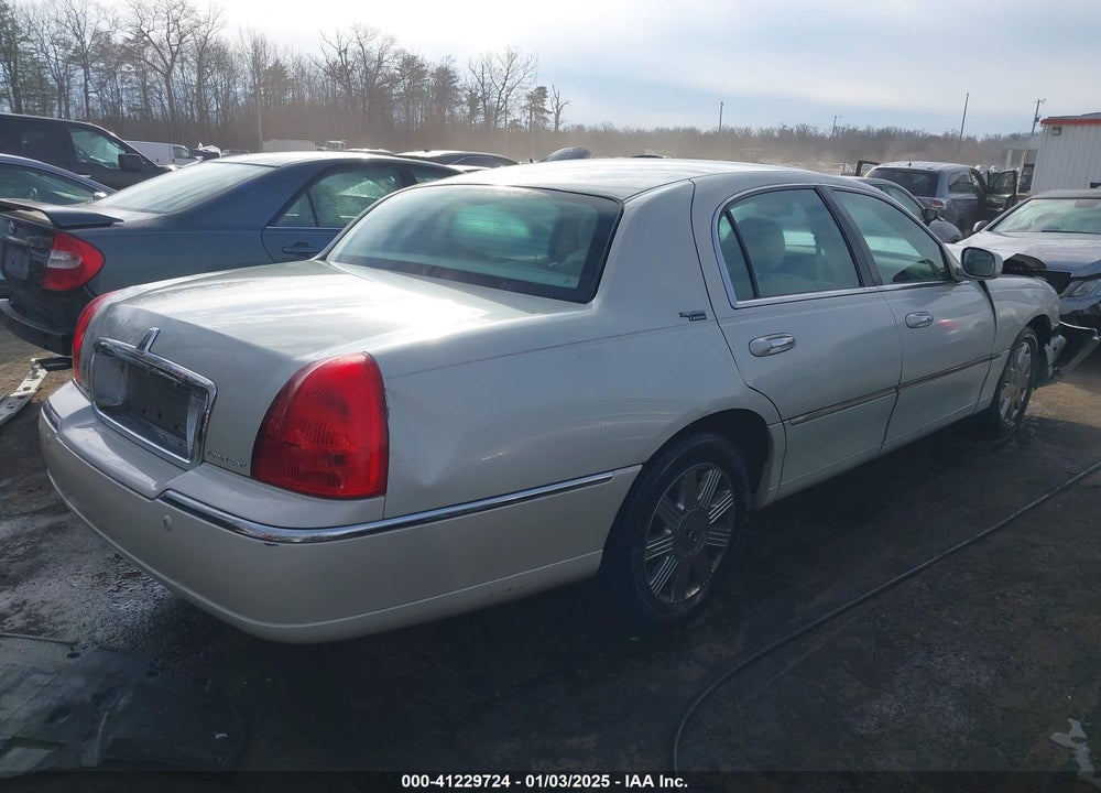 2005 LINCOLN TOWN CAR SIGNATURE LIMITED VIN: 1LNHM82W25Y649407
