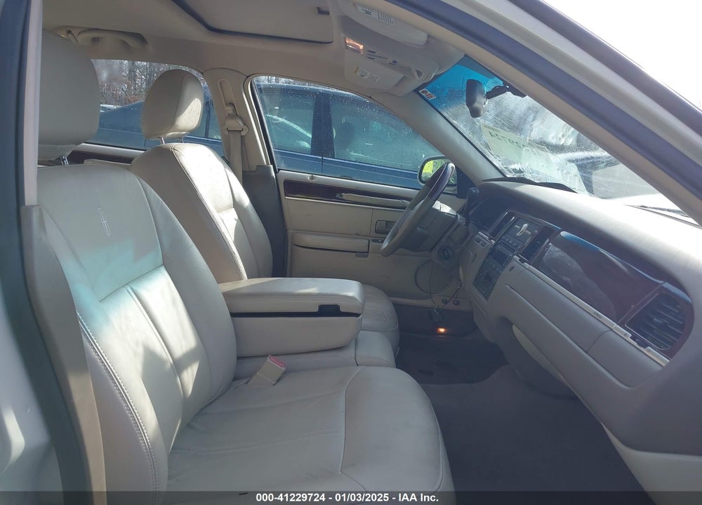 2005 LINCOLN TOWN CAR SIGNATURE LIMITED VIN: 1LNHM82W25Y649407