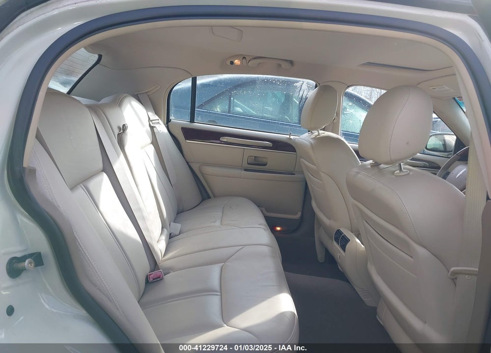 2005 LINCOLN TOWN CAR SIGNATURE LIMITED VIN: 1LNHM82W25Y649407