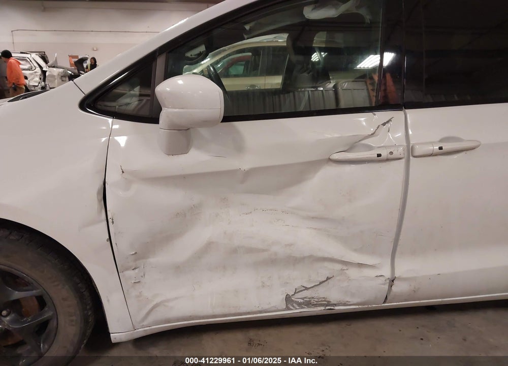 2018 CHRYSLER PACIFICA TOURING L VIN: 2C4RC1BGXJR293315