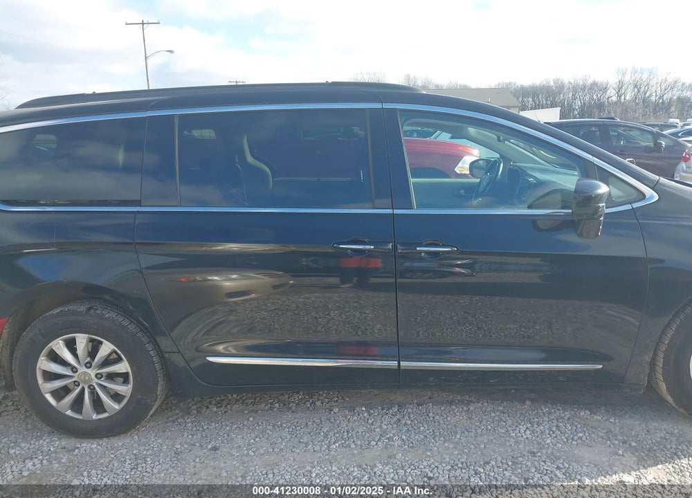 2017 CHRYSLER PACIFICA TOURING L VIN: 2C4RC1BG8HR569503