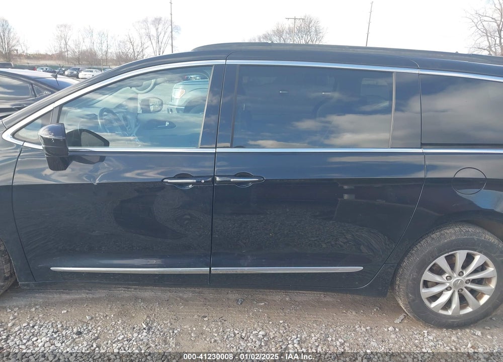 2017 CHRYSLER PACIFICA TOURING L VIN: 2C4RC1BG8HR569503