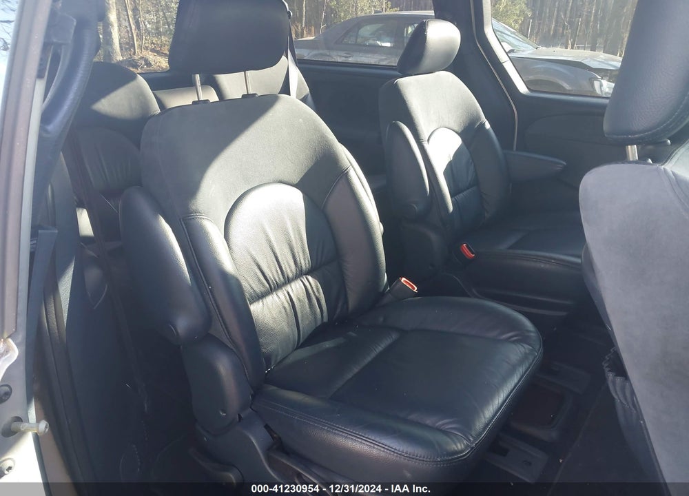 2001 CHRYSLER TOWN & COUNTRY LIMITED VIN: 2C8GP64L01R256890