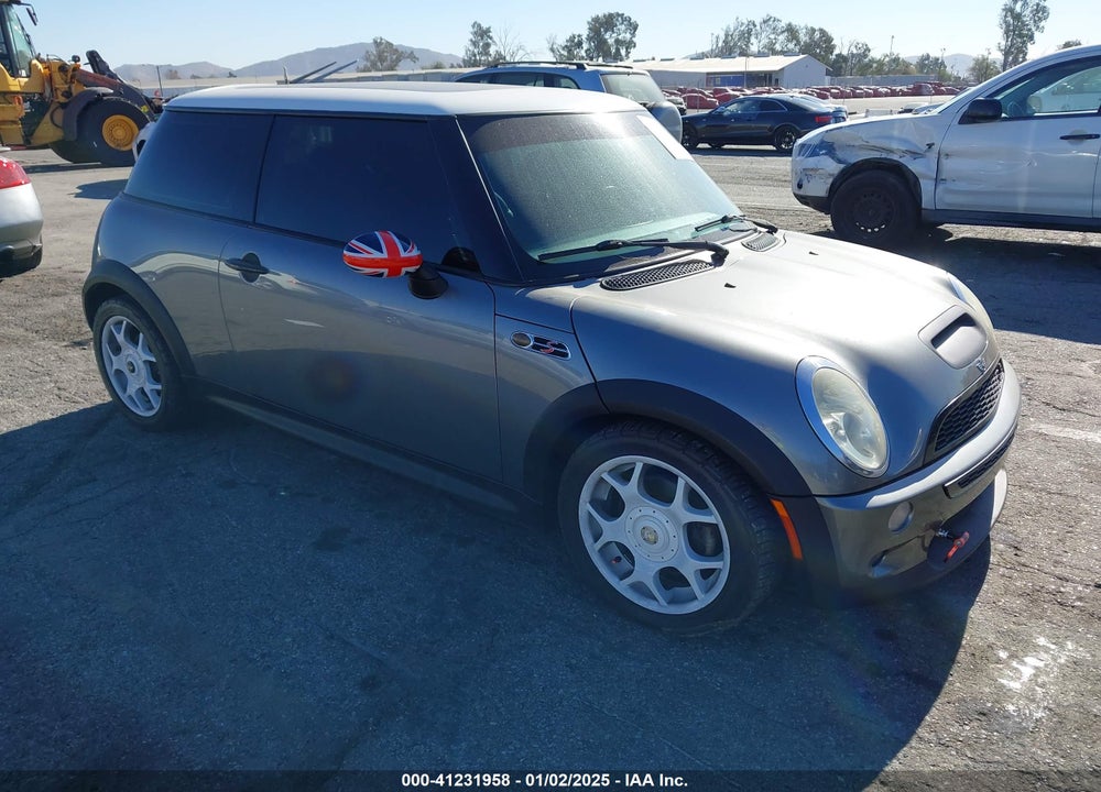 2004 MINI COOPER S VIN: WMWRE33434TD80920