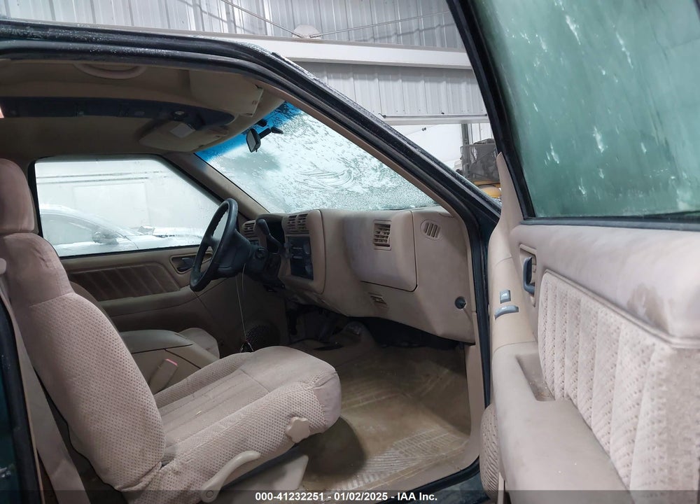 1996 CHEVROLET BLAZER VIN: 1GNDT13WXT2204027
