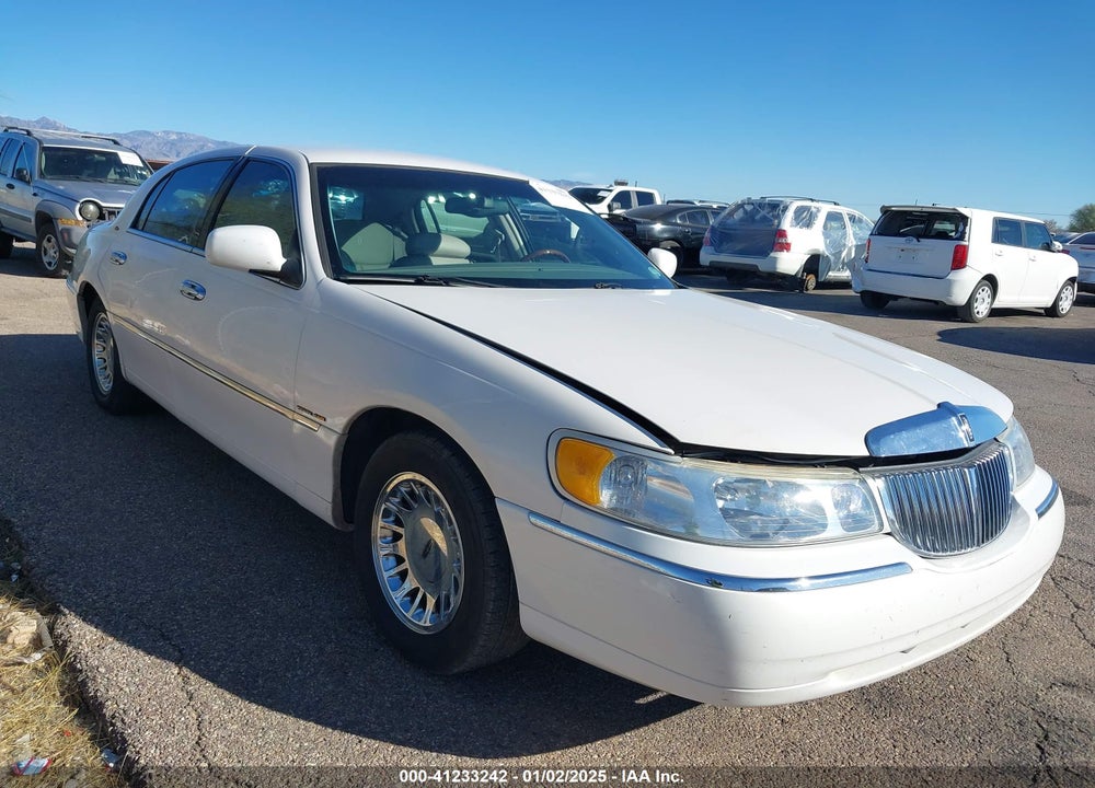 2001 LINCOLN TOWN CAR CARTIER VIN: 1LNHM83W11Y661668