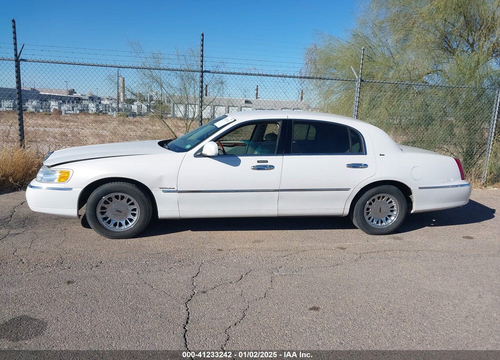 2001 LINCOLN TOWN CAR CARTIER VIN: 1LNHM83W11Y661668