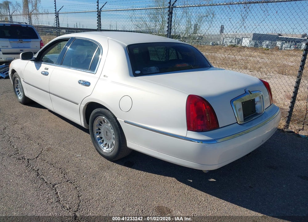2001 LINCOLN TOWN CAR CARTIER VIN: 1LNHM83W11Y661668