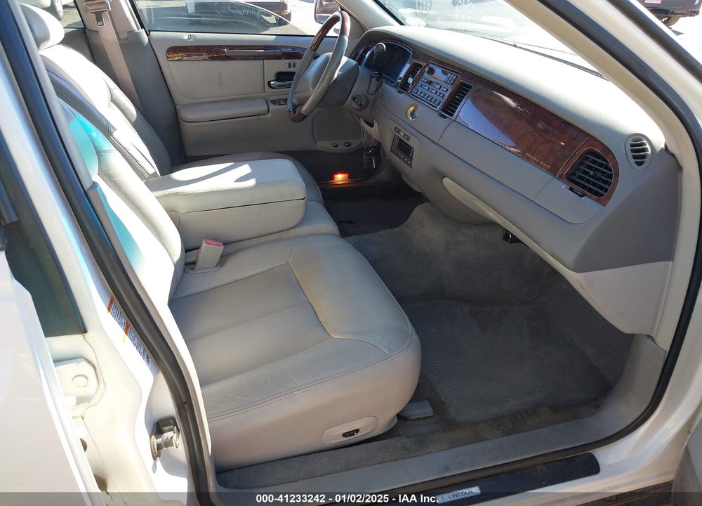 2001 LINCOLN TOWN CAR CARTIER VIN: 1LNHM83W11Y661668