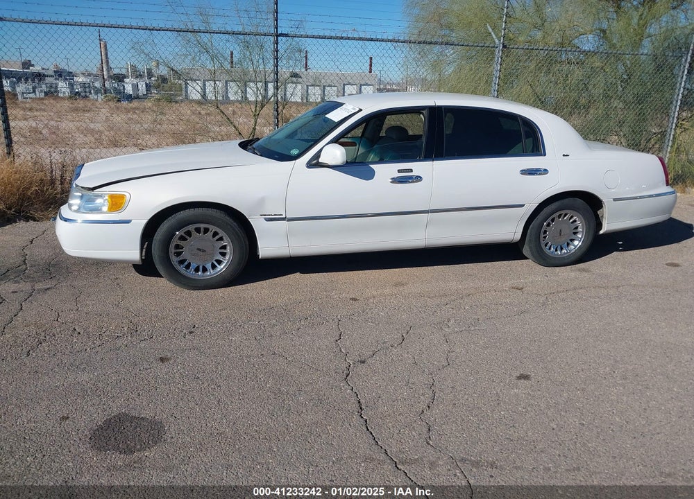 2001 LINCOLN TOWN CAR CARTIER VIN: 1LNHM83W11Y661668