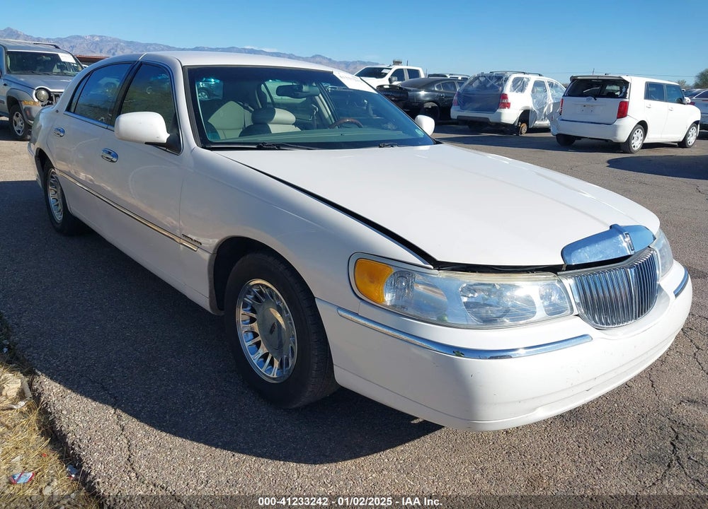 2001 LINCOLN TOWN CAR CARTIER VIN: 1LNHM83W11Y661668