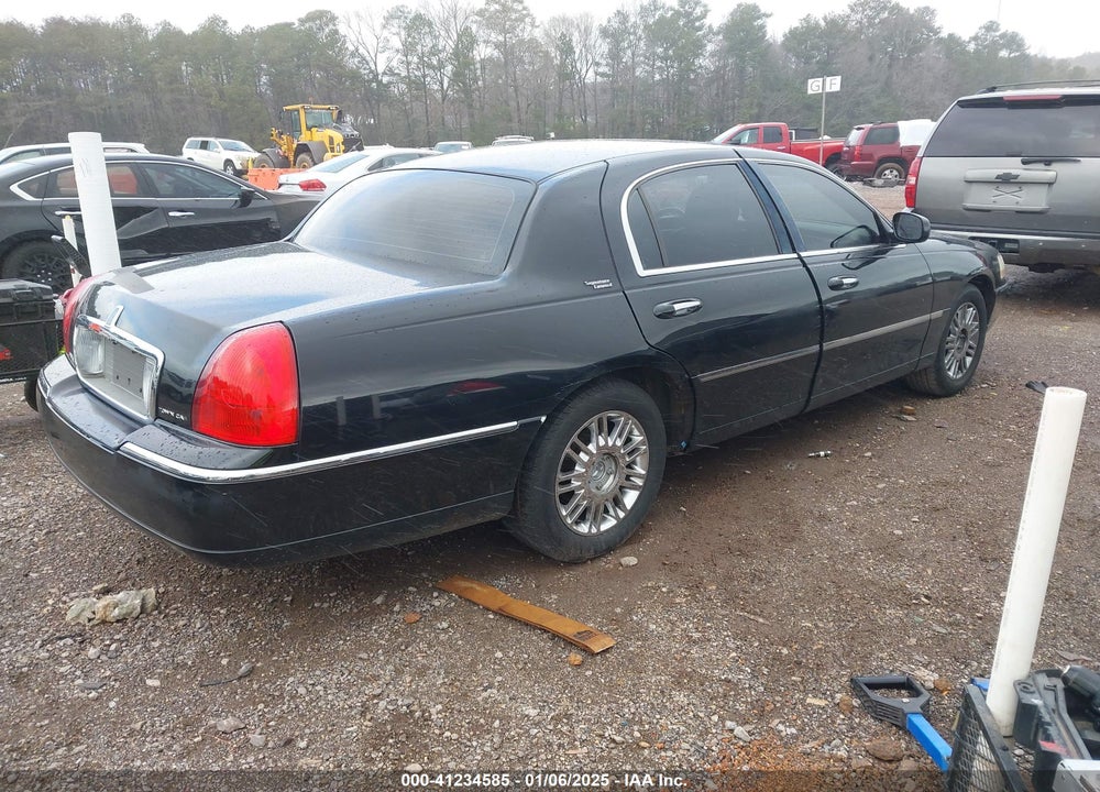 2008 LINCOLN TOWN CAR VIN: 2LNHM82V58X647484