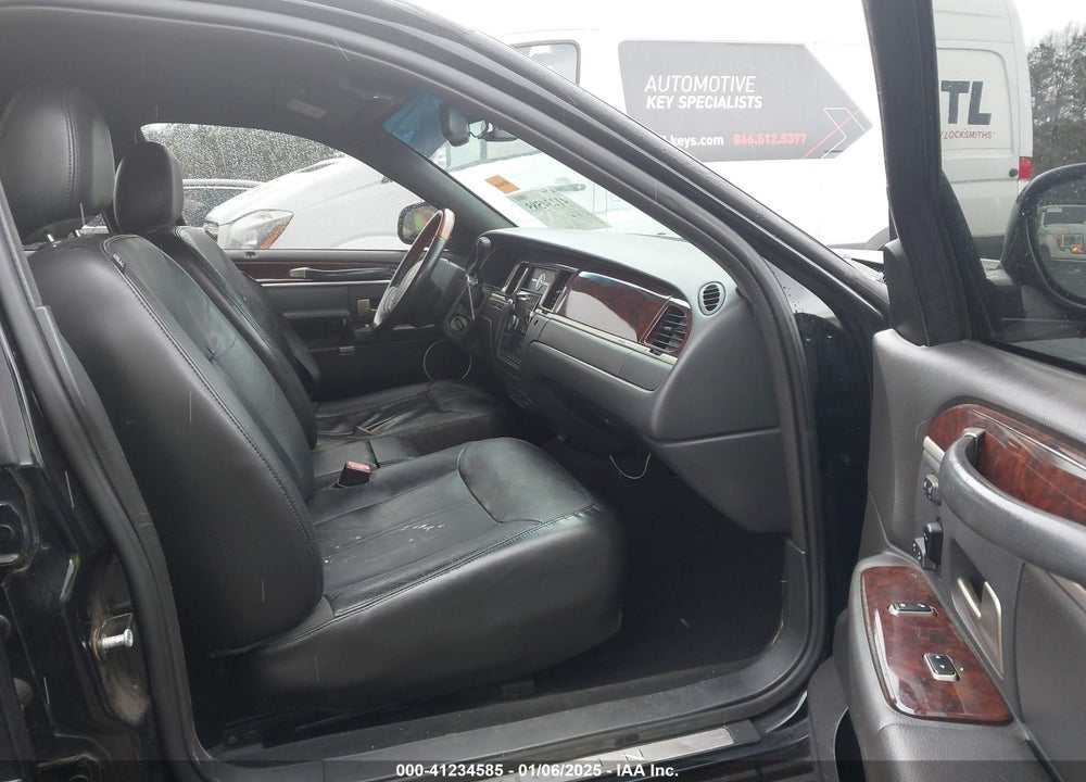 2008 LINCOLN TOWN CAR VIN: 2LNHM82V58X647484