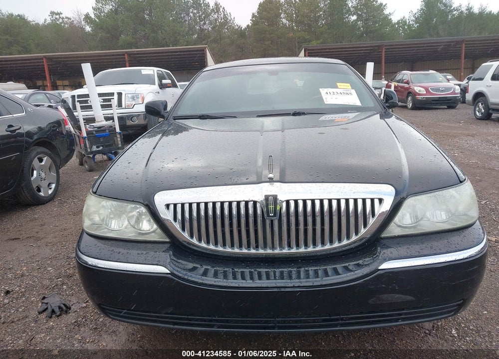 2008 LINCOLN TOWN CAR VIN: 2LNHM82V58X647484