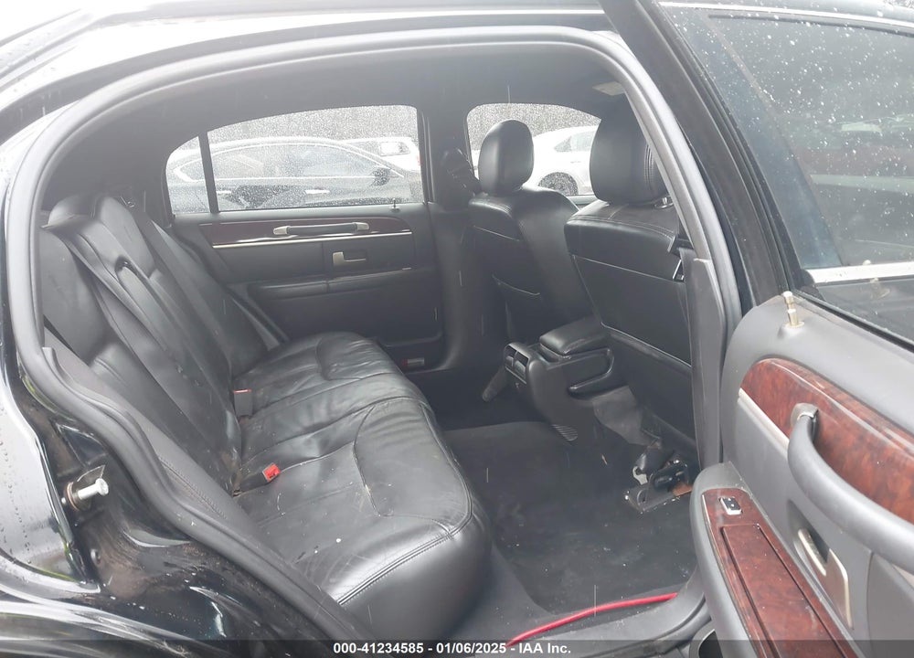 2008 LINCOLN TOWN CAR VIN: 2LNHM82V58X647484