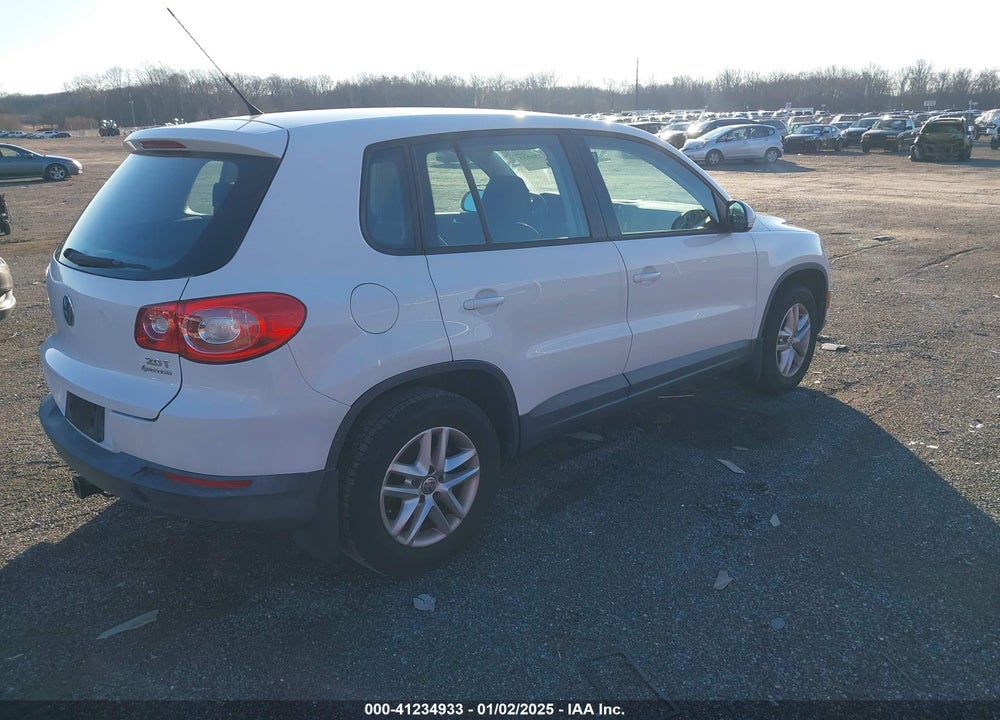 2011 VOLKSWAGEN TIGUAN S VIN: WVGBV7AX7BW515233