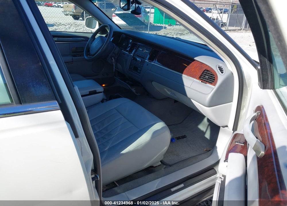 2006 LINCOLN TOWN CAR SIGNATURE VIN: 1LNHM81V66Y614881