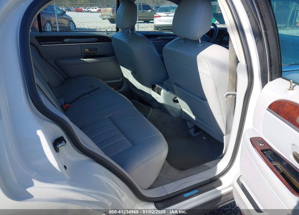 2006 LINCOLN TOWN CAR SIGNATURE VIN: 1LNHM81V66Y614881