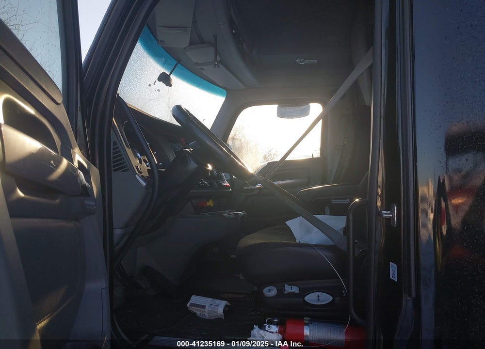2019 KENWORTH T680 VIN: 1XKYD49X3KJ242250