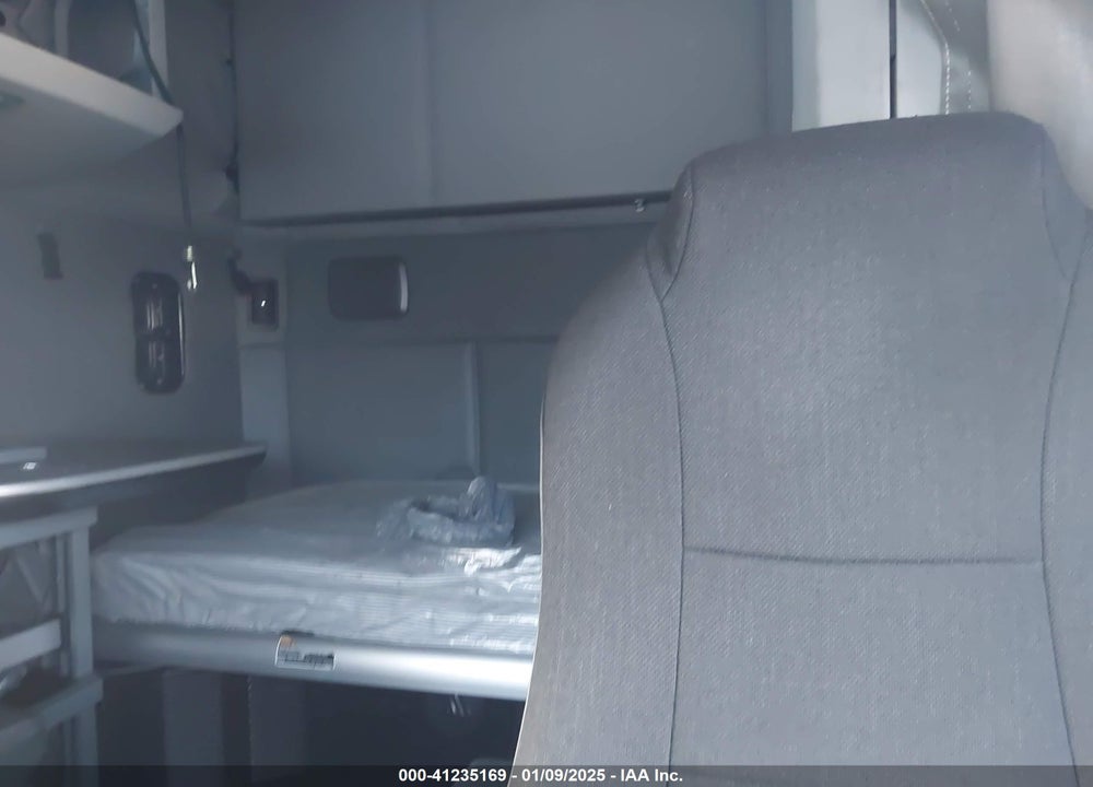 2019 KENWORTH T680 VIN: 1XKYD49X3KJ242250