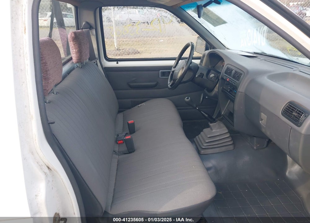 1996 NISSAN TRUCK XE VIN: 1N6SD11S2TC360938