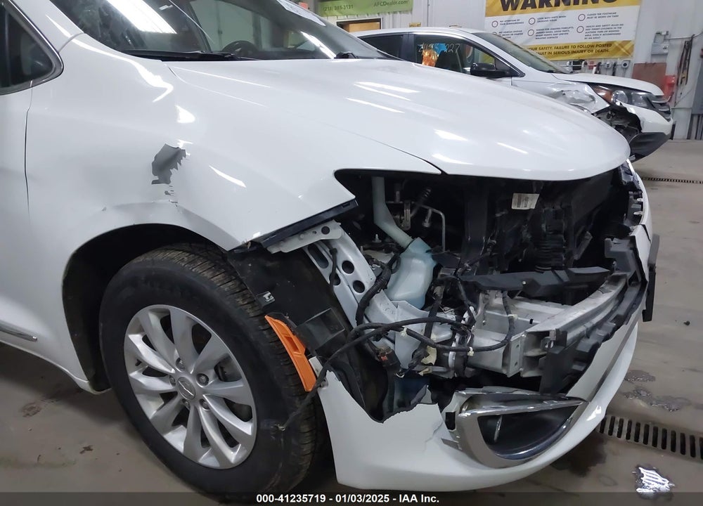 2018 CHRYSLER PACIFICA TOURING L VIN: 2C4RC1BG3JR210677