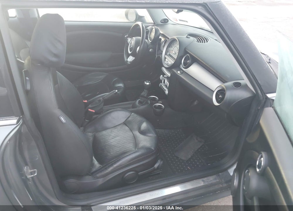 2010 MINI COOPER VIN: WMWMF3C52ATU78782