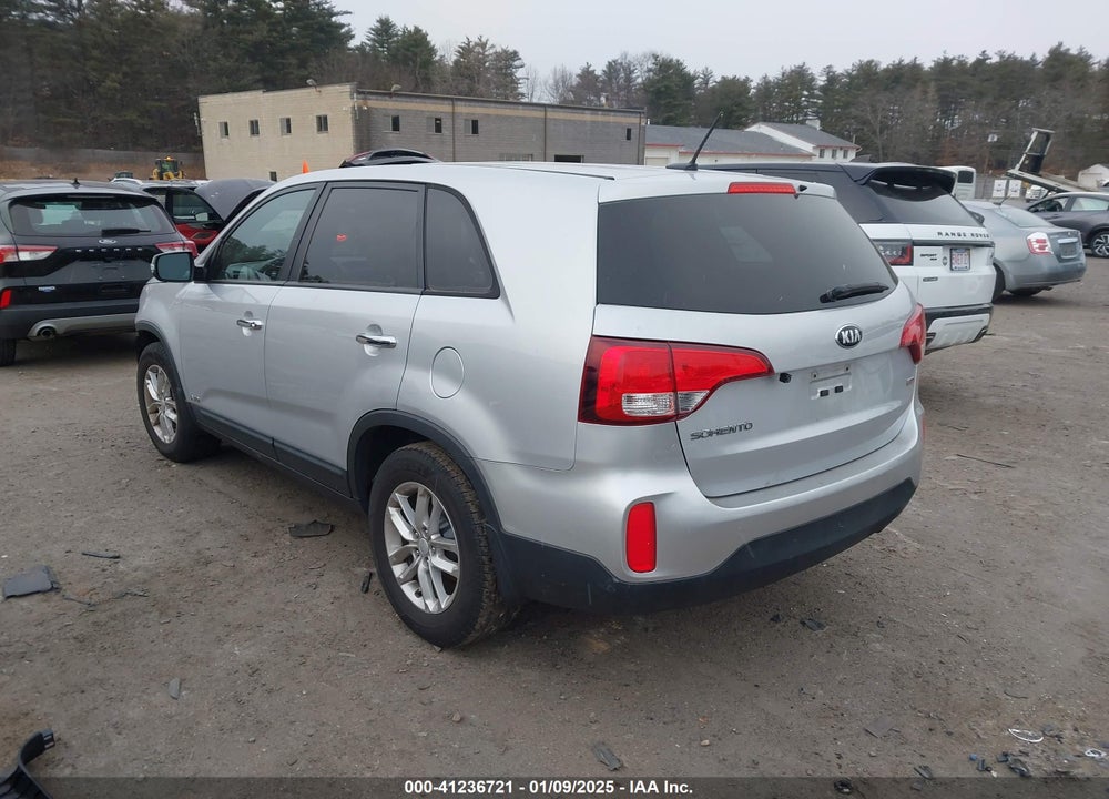 2015 KIA SORENTO LX VIN: 5XYKTCA65FG567974