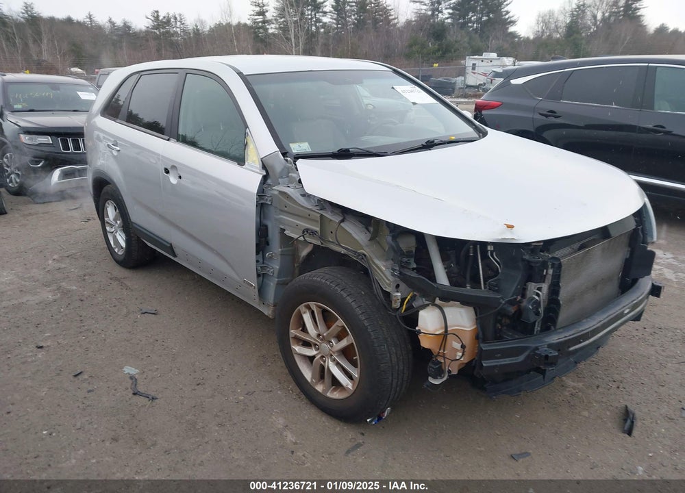 2015 KIA SORENTO LX VIN: 5XYKTCA65FG567974
