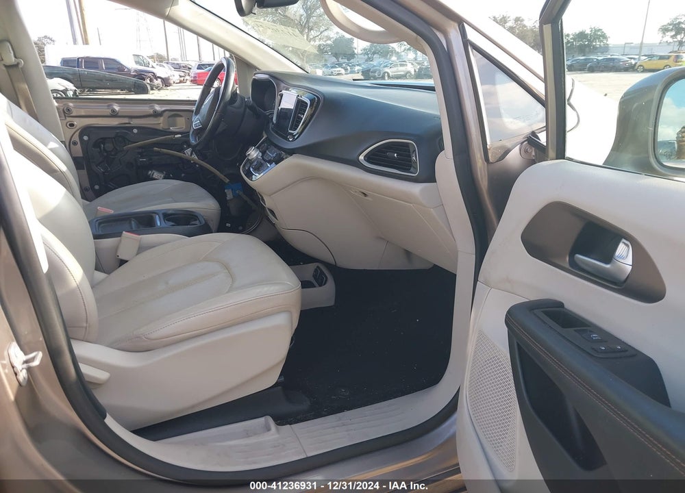 2018 CHRYSLER PACIFICA TOURING L VIN: 2C4RC1BG3JR262102