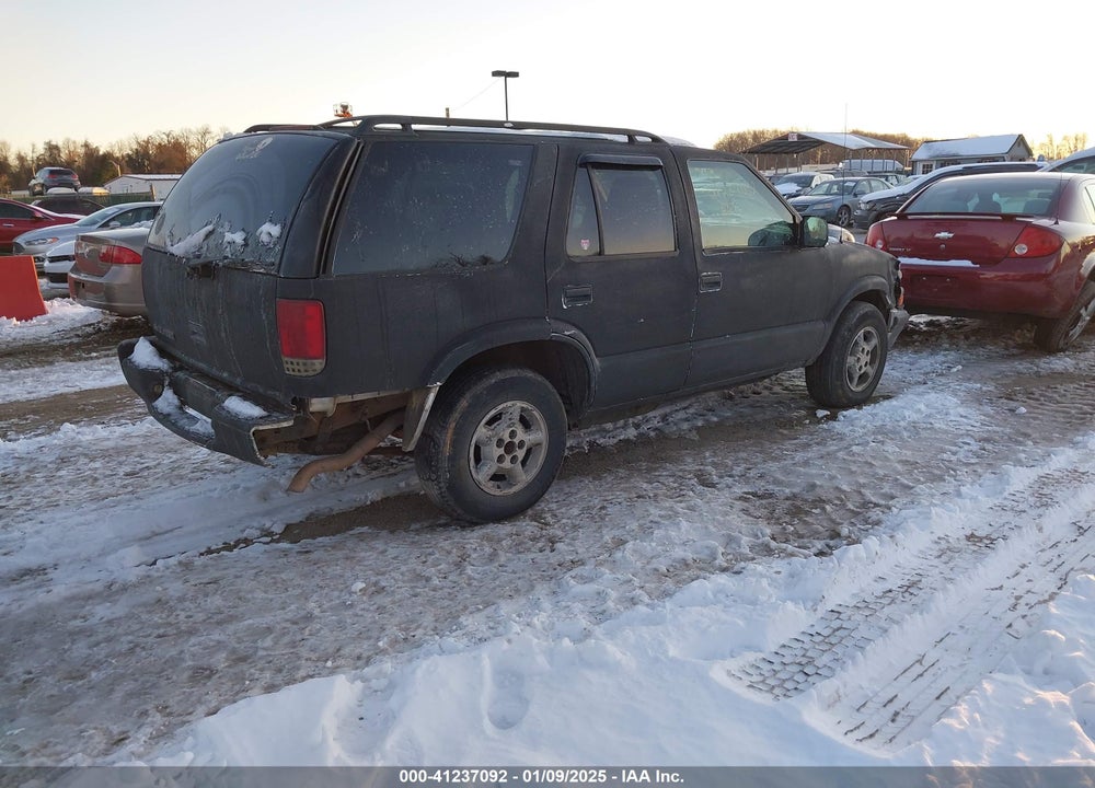 2001 CHEVROLET BLAZER LS VIN: 1GNDT13W812169484