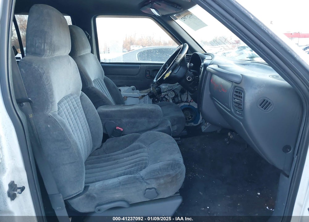 2001 CHEVROLET BLAZER LS VIN: 1GNDT13W812169484
