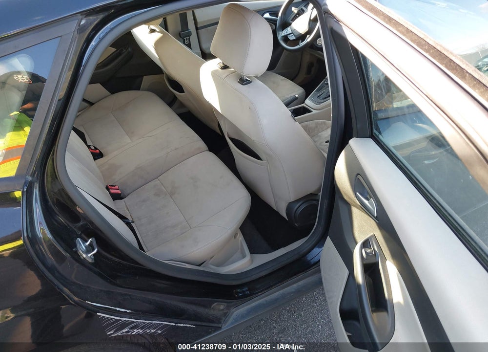 2017 FORD FOCUS VIN: 1FADP3K24HL301643