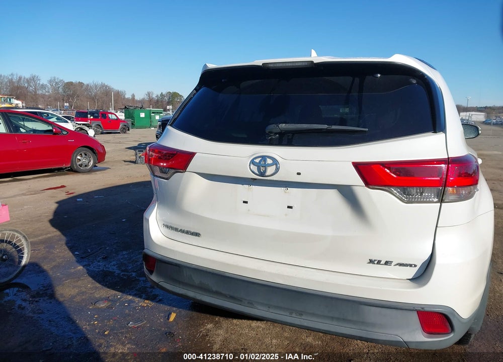 2017 TOYOTA HIGHLANDER XLE VIN: 5TDJZRFH2HS398915