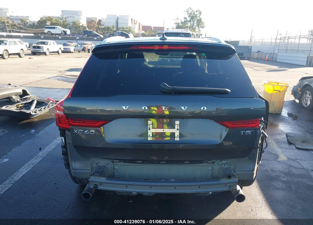 2018 VOLVO XC60 T5 MOMENTUM VIN: YV4102RK9J1072618
