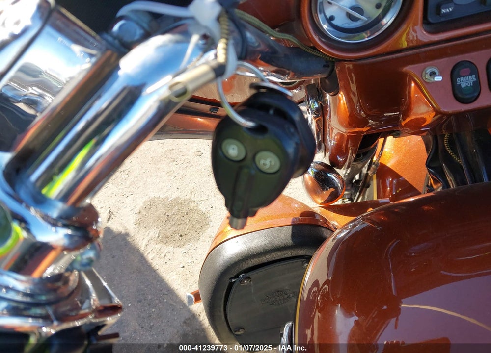 2008 HARLEY-DAVIDSON FLHTCUSE3 105TH ANNIVERSARY EDITION VIN: 1HD1PR8558Y957059