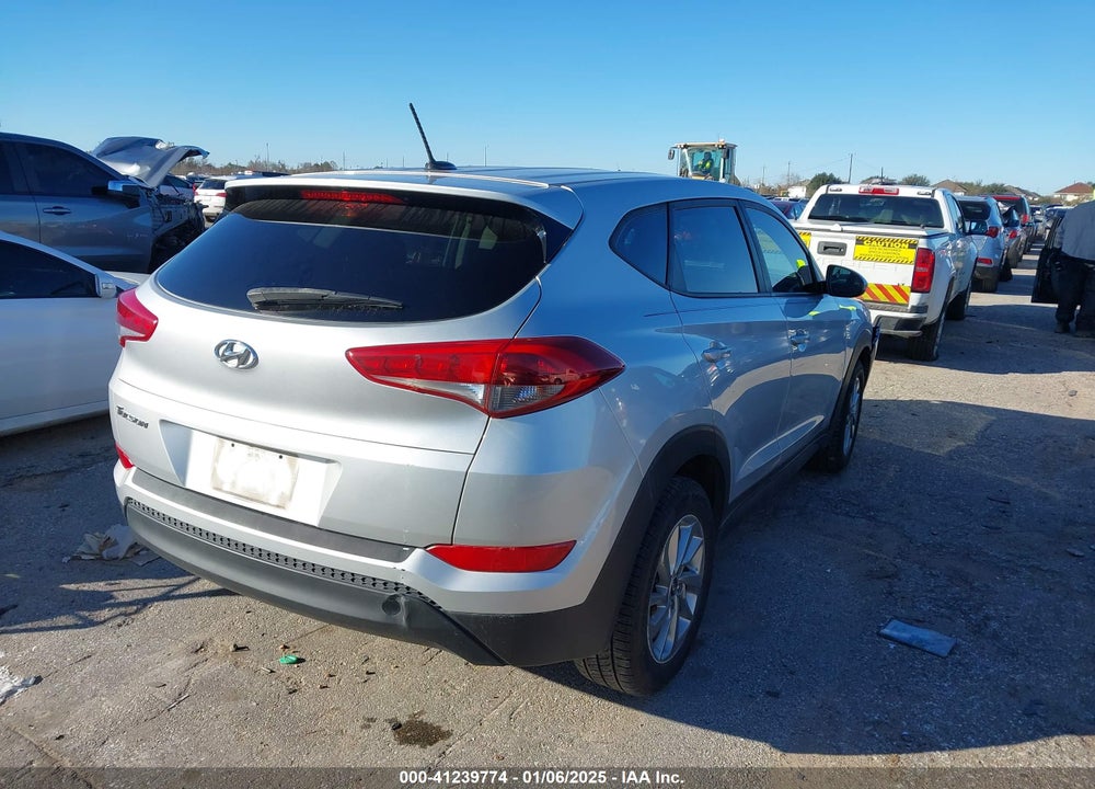 2017 HYUNDAI TUCSON SE VIN: KM8J23A44HU592780