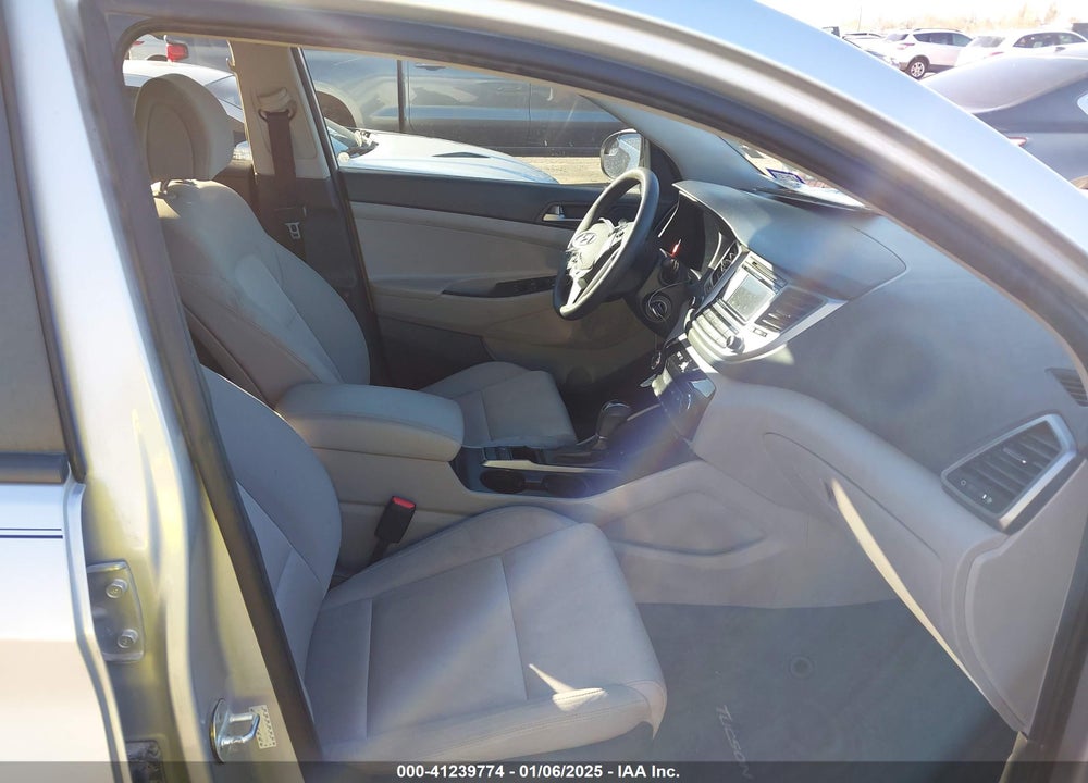 2017 HYUNDAI TUCSON SE VIN: KM8J23A44HU592780