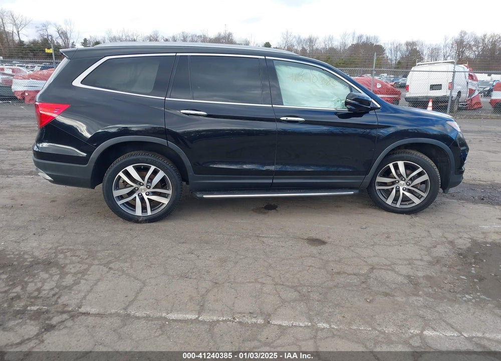 2017 HONDA PILOT TOURING VIN: 5FNYF6H9XHB022415