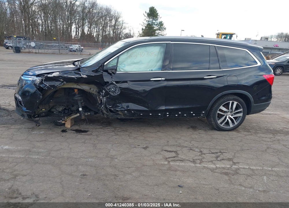 2017 HONDA PILOT TOURING VIN: 5FNYF6H9XHB022415