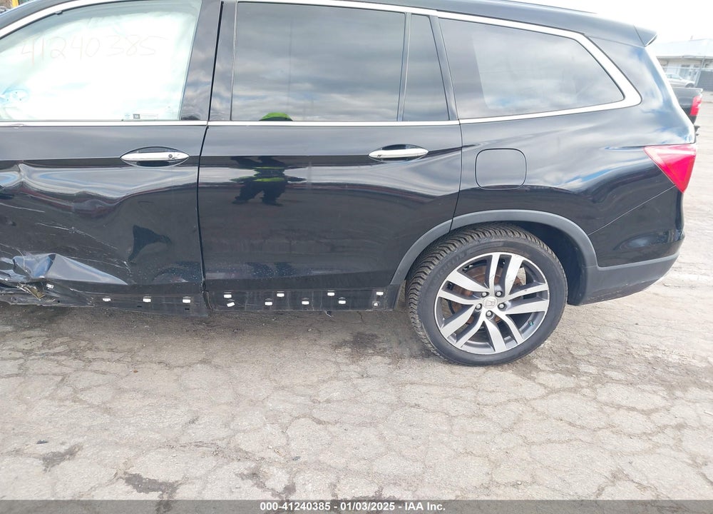 2017 HONDA PILOT TOURING VIN: 5FNYF6H9XHB022415