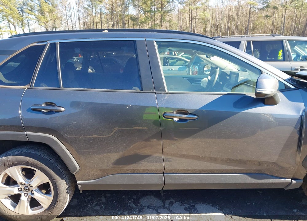2019 TOYOTA RAV4 XLE VIN: JTMW1RFVXKD010321