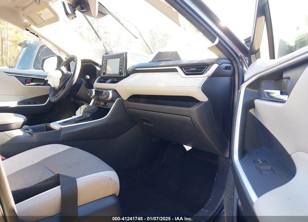2019 TOYOTA RAV4 XLE VIN: JTMW1RFVXKD010321