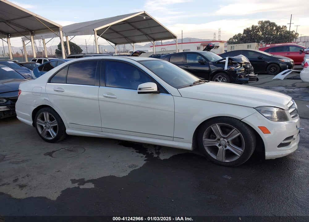 2011 MERCEDES-BENZ C 300 LUXURY/SPORT VIN: WDDGF5EB6BR178102