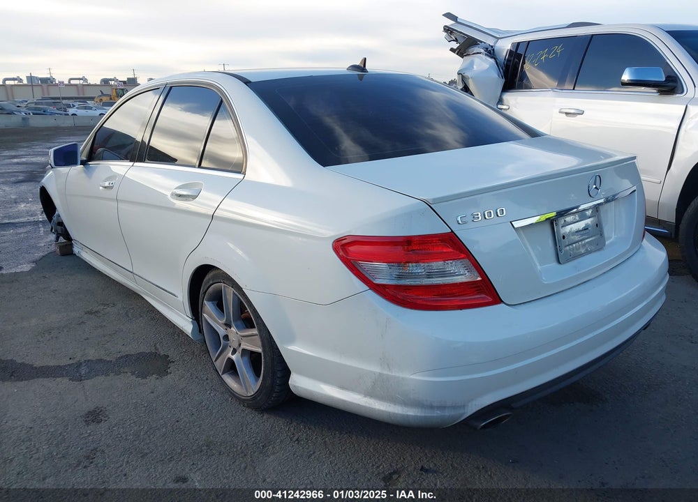 2011 MERCEDES-BENZ C 300 LUXURY/SPORT VIN: WDDGF5EB6BR178102