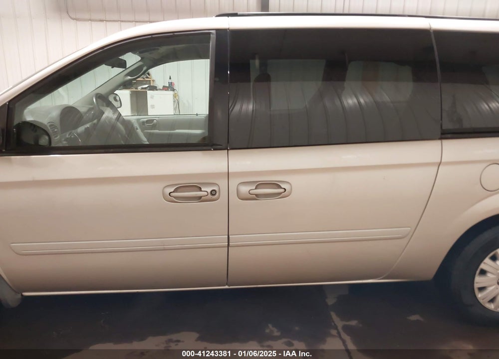 2005 CHRYSLER TOWN & COUNTRY LX VIN: 2C4GP44R55R414303