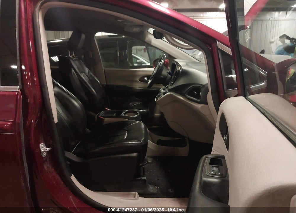 2017 CHRYSLER PACIFICA TOURING L VIN: 2C4RC1BG2HR533838