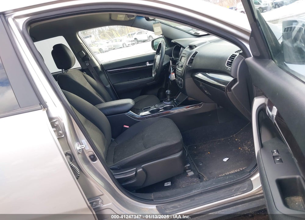 2014 KIA SORENTO LX VIN: 5XYKT3A67EG452677